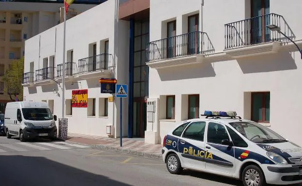 Arrestan a un joven por matar a su madre en Estepona y lo detienen desnudo por la autovía