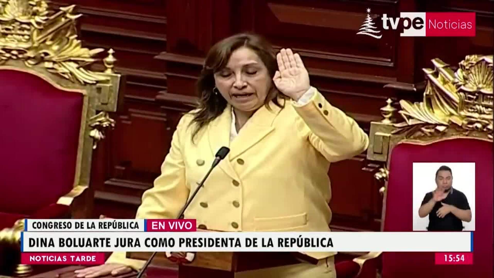 Dina Boluarte jura el cargo como nueva presidenta de Perú