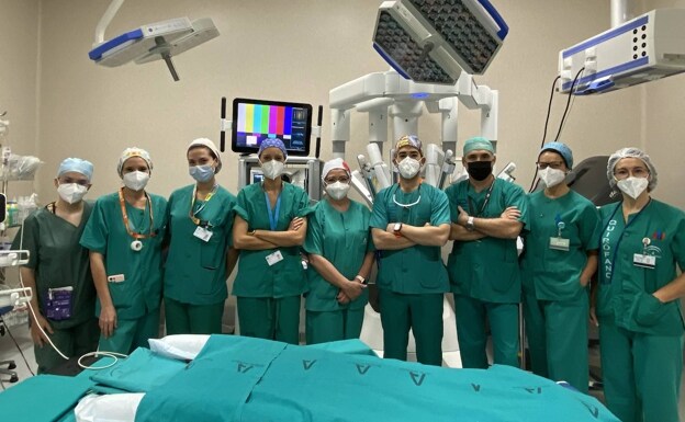 El Hospital Regional de Málaga hace una operación de hernia muy compleja con el robot Da Vinci