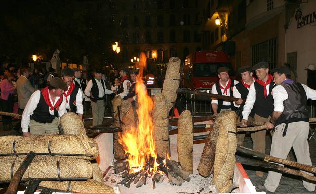 Casarabonela celebra la Noche de los Rondeles, entre lo pagano y lo religioso