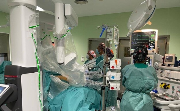 El Hospital Clínico alcanza las 300 operaciones de urología, la mayoría de cáncer, con el robot Da Vinci