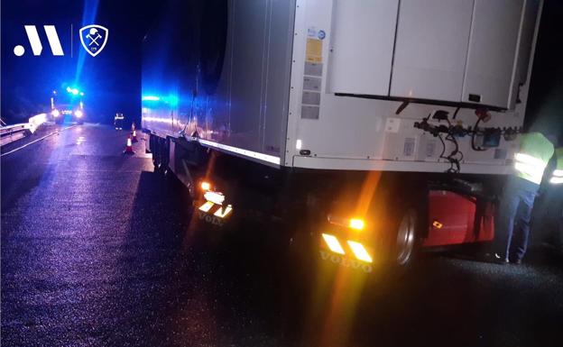 Reabren el tramo de la A-45 en Antequera tras el accidente de un camión con dos heridos