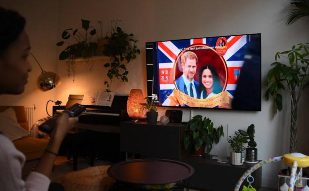 Harry y Meghan abren la puerta de su intimidad y reflejan una familia real fría