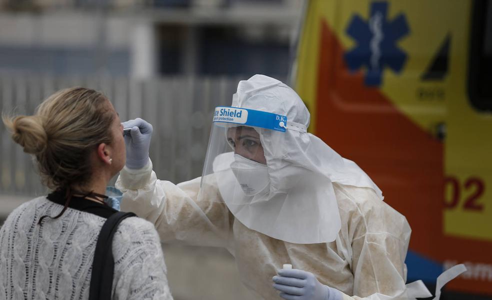 La sanidad pública andaluza ha secuenciado ya más de 30.000 muestras de Covid