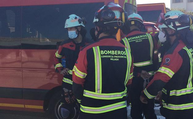 Trasladan a dos personas al Hospital Clínico de Málaga tras el incendio en la cocina de una vivienda en Cártama