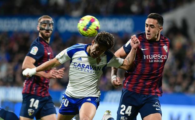 El Zaragoza golea al Huesca en el derbi de La Romareda