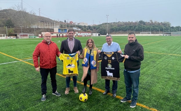 Completan la instalación de césped artificial en el campo de fútbol de Almayate tras años de quejas