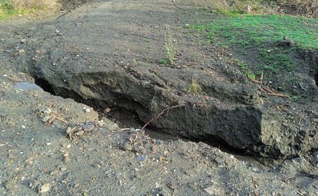 «Llevamos una semana sin salir de casa por los socavones en el carril de acceso», denuncian una docena de vecinos de Chilches