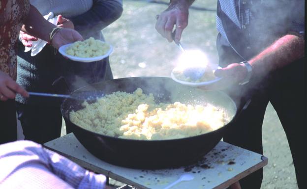 Torrox celebra este domingo la Fiesta de las Migas, una receta humilde y sencilla