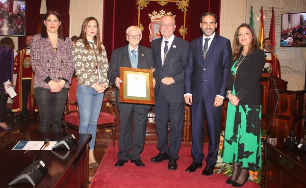 Medalla de la Ciudad para Guillermo Jiménez Smerdou