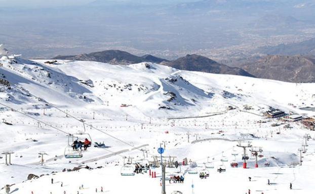 Sierra Nevada abre pistas de forma progresiva tras la nevada de esta madrugada