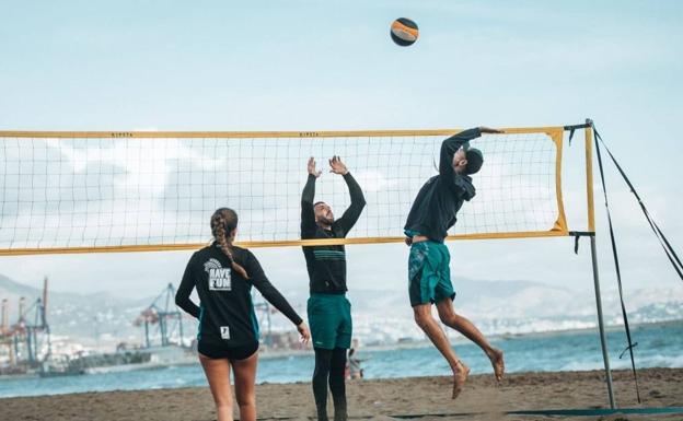 Un torneo de voley-playa recoge juguetes para niños desfavorecidos de Málaga