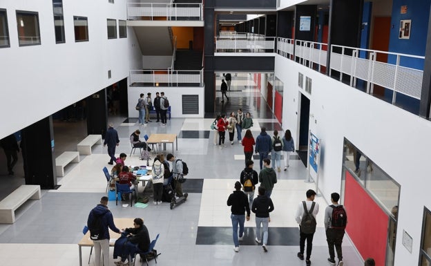 Los alumnos que estudien fuera de su domicilio recibirán de beca 2.500 euros, un 55 por ciento más