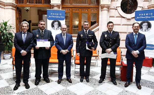 Policías que reciben premios de día y salvan vidas de noche en Antequera