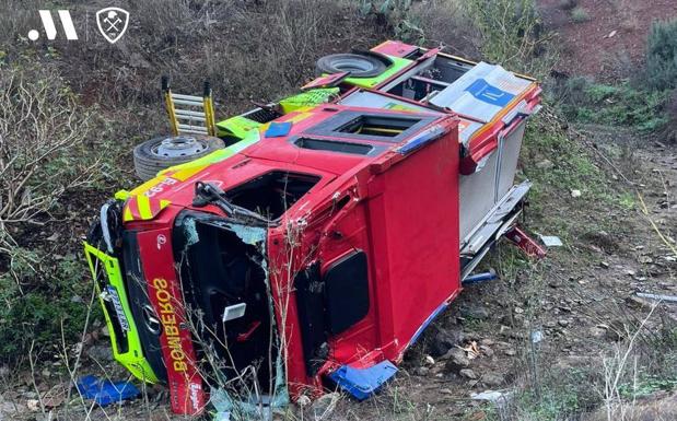 Tres bomberos heridos en Totalán al caer su vehículo por un terraplén de 25 metros