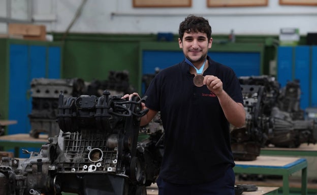 Javier López, medalla de excelencia en el mundial de FP