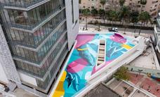 Estepona culmina junta a la nueva sede del Ayuntamiento su primer mural sobre pavimento