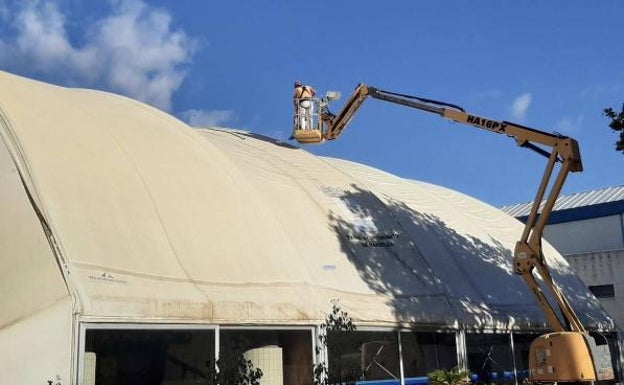 Unos 450 usuarios de la piscina del Serrano Lima de Marbella se trasladan al Centro Supera Miraflores