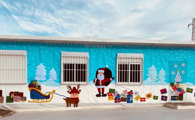 Las aulas prefabricadas del colegio Nuestra Señora de los Remedios de Cártama se transforman en un poblado navideño