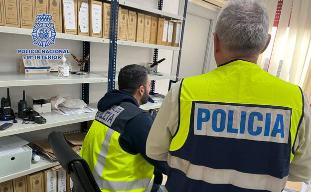 Detienen a dos personas que estafaron 285.000 euros utilizando la variante «man in the middle»