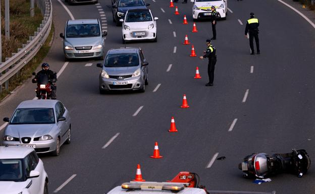 Muere un motorista tras salirse de la vía en la autovía de Málaga