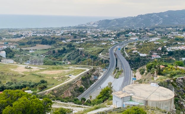 Adjudican por 226.026 euros la mejora del firme de un tramo de cuatro kilómetros de la autovía en Nerja y Frigiliana