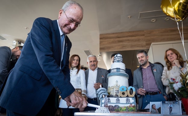 Comida tipo cóctel, tarta de La Farola y chapas con su cara en el cumpleaños de Francisco de la Torre