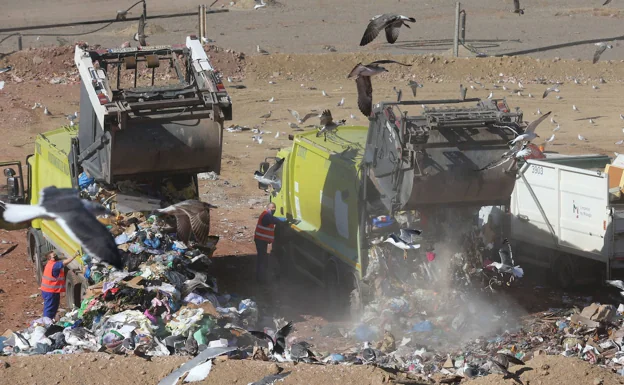 Enterrar la basura en el vertedero tendrá castigo: Málaga pagará 18 millones al año por no reciclar