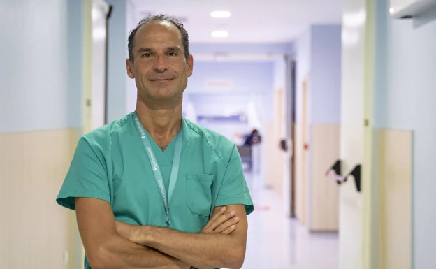 César Ramírez, un cirujano que opera en África a pacientes sin recursos