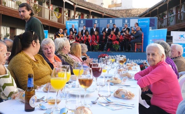 En el Corralón de Santa Sofía se bebe, se come y se canta por Navidad