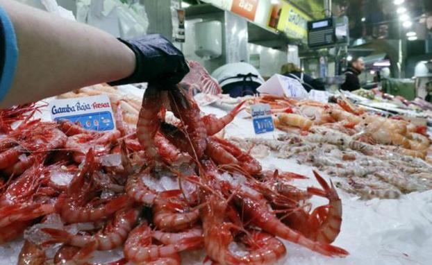 El truco del tenedor para pelar gambas esta Navidad sin mancharte las manos