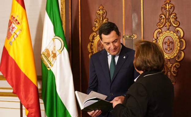 Juanma Moreno recibe la Memoria de 2021 del Consejo Consultivo