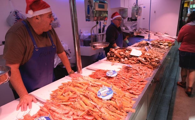 Los rezagados de la Nochebuena llenan los mercados de Málaga