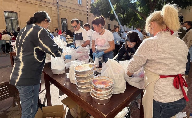 Los Ángeles Malagueños de la Noche reparten los menús más solidarios de Nochebuena