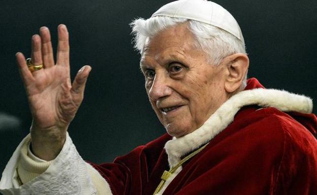 Juanma Moreno lamenta la muerte de Benedicto XVI y destaca que su obra «inspiró a católicos y devotos de todo el mundo»