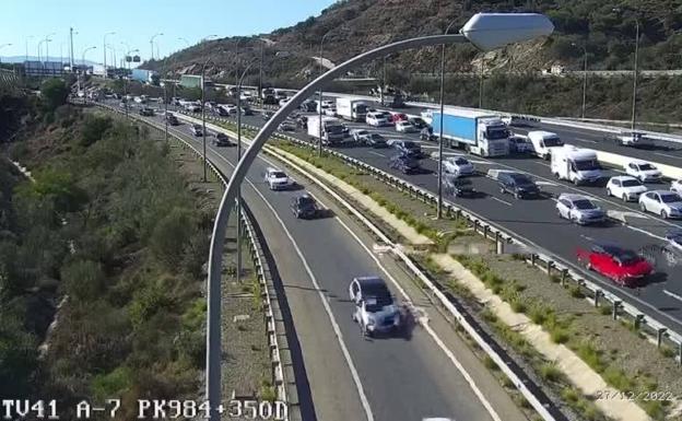 Atasco en la salida de Málaga por la A-7 por un accidente entre varios vehículos