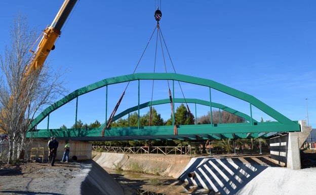Campillos instala un nuevo puente elevado de 20 metros para paliar inundaciones en la zona del camino de los Pilones