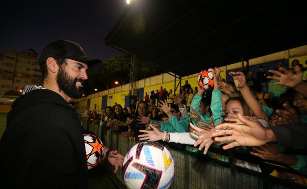 Isco pone al fin nombre al campo de fútbol de El Tomillar, en Benalmádena