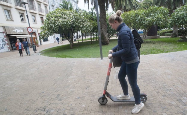 El Ayuntamiento autoriza 1.350 patinetes y 700 bicis de alquiler a siete empresas en Málaga