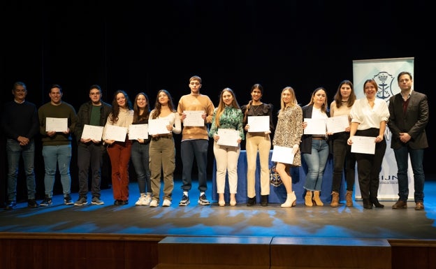 Nerja premia a los veinte mejores expedientes académicos de bachillerato y ciclos formativos del curso pasado