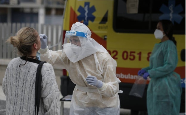 El Colegio de Médicos de Málaga pide extremar medidas a las personas procedentes de China ante el aumento del Covid-19