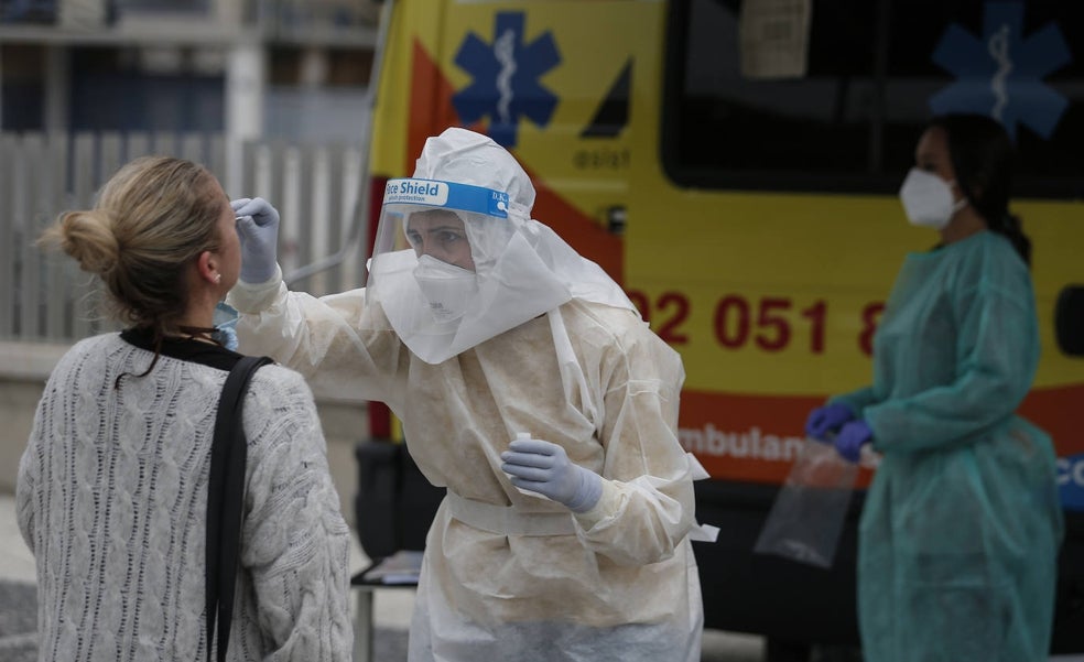 El Colegio de Médicos de Málaga reclama extremar las medidas con las personas procedentes de China ante el aumento del Covid-19