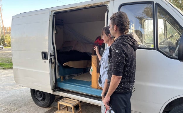 Blanca y Miguel viven la Navidad en la furgoneta camperizada que compraron tras pasar otros inviernos durmiendo en la calle