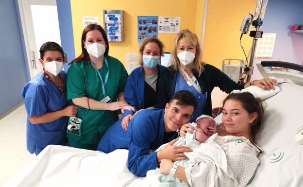 Aarón, el primer bebé de Málaga del 2023, trae la felicidad a una joven pareja de Miraflores