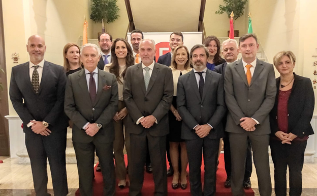 El colegio de Economistas presenta a su nueva junta, el pintor Antonio Montiel recibe el Escudo de Oro y la AECC reconoce a su voluntariado