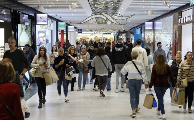 Las últimas compras de Reyes abarrotan las tiendas y el Centro de Málaga