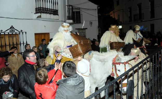 Benarrabá vive una noche llena de magia y tradición con el auto sacramental de los Reyes Magos