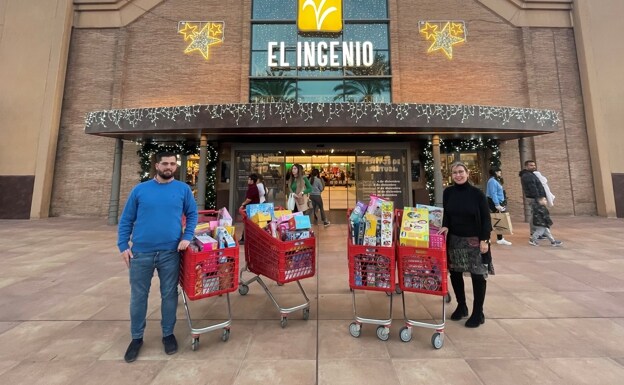 El centro comercial EI Ingenio dona juguetes para familias vulnerables de Vélez-Málaga