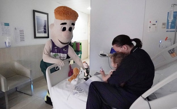 Visita de Chicui y los Reyes Magos al Hospital Quirónsalud Málaga
