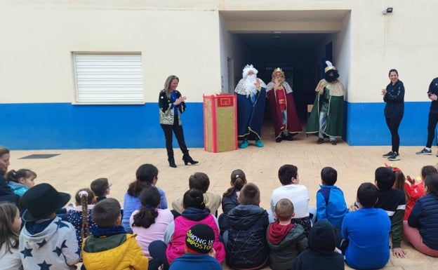 Los Reyes Magos entregan los regalos a los menores del campamento de Navidad de Rincón de la Victoria